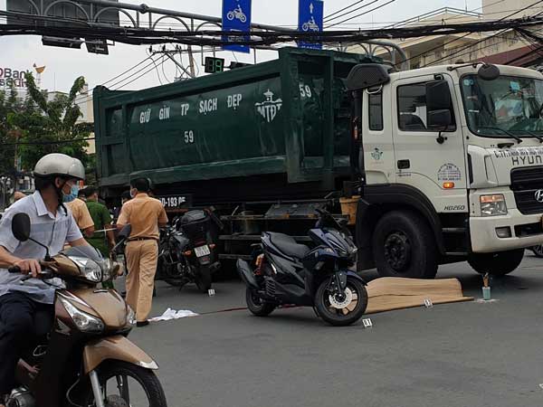 Hai xe máy va chạm, một người bị xe chở rác cùng chiều cán chết