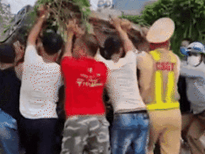 Nam thanh niên hoảng loạn, liên tục mếu máo cầu cứu mọi người tại hiện trường vụ tai nạn khiến YouTuber Nam OK tử vong: 'Chú ơi, cứu bạn cháu với...'