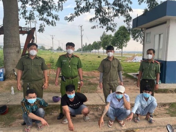 Bắt nhóm đối tượng giả dân phòng mang còng số 8 và ma tuý