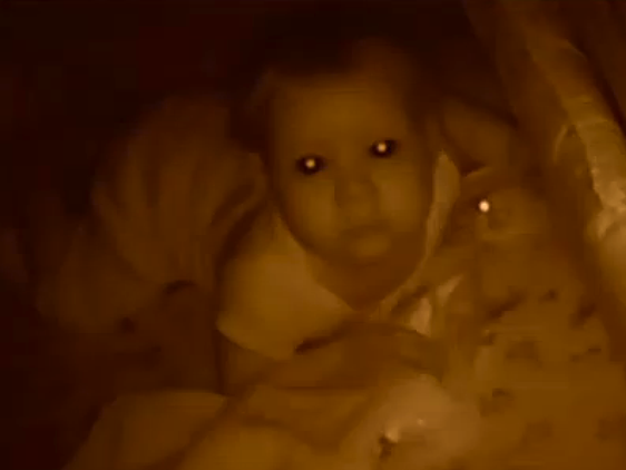 Nghe tiếng hét phát ra từ phòng con gái, mẹ kiểm tra camera phát hiện điều kỳ lạ, chạy sang phòng còn bị đe dọa