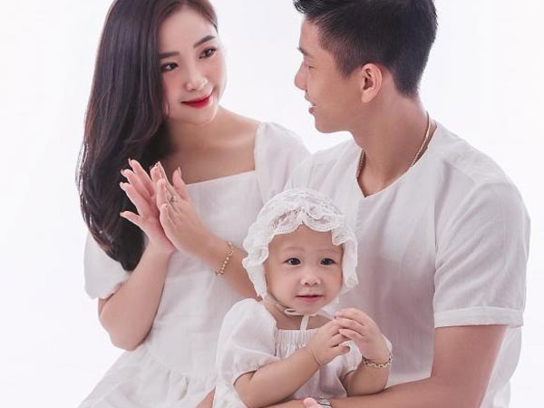 Vừa công khai vợ mang bầu lần 2, cầu thủ Phan Văn Đức đã nhận Bùi Tiến Dũng làm thông gia