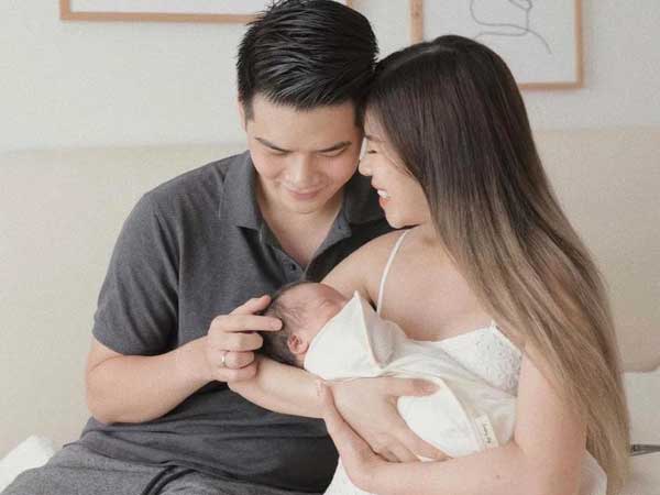 Changmakeup tiết lộ đã sinh con đầu lòng, em bé cực đáng yêu trong vòng tay bố mẹ