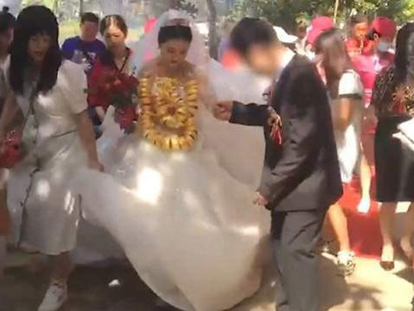 Cô dâu đeo 60 chiếc vòng vàng trong đám cưới gây xôn xao