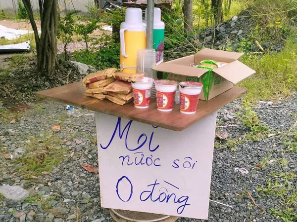 Trạm mì gói - nước sôi 0 đồng giữa đường 'tiếp sức' người lao động chạy xe máy hơn 350km về Cà Mau gây xúc động mạnh