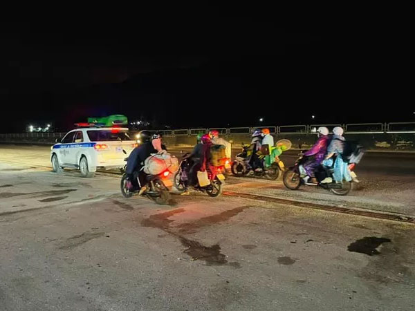 Hàng ngàn người đi xe máy từ TP HCM về quê được CSGT Thanh Hóa hỗ trợ dẫn đường
