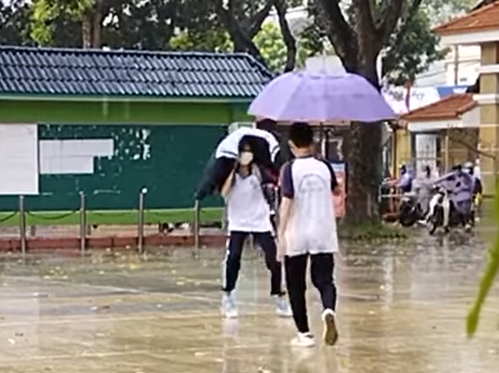 Nam sinh bất chấp mưa lớn chạy che ô cho crush, phản ứng của bạn nữ khiến dân tình hét lên: Quá sức đau lòng!