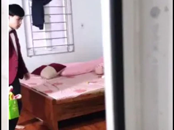 Đoạn clip khiến MXH 'nhốn nháo': Mẹ dùng cán chổi quật con trai tới tấp vì đến nhà người yêu ra mắt mà gặp phải sự cố 'tắt điện'