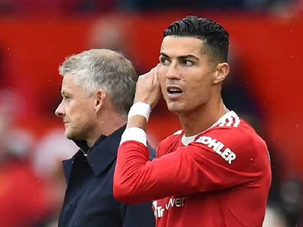 Sir Alex bực bội khi Solskjaer để Ronaldo ngồi dự bị trận gặp Everton