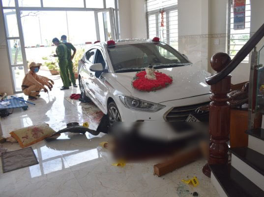 Nữ tài xế lái ôtô đi rửa tông thẳng vào phòng khách, chủ nhà trọng thương