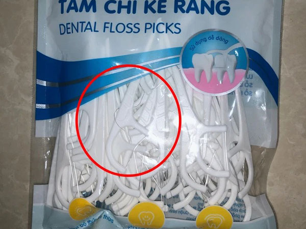 Gói tăm chỉ kẽ răng của Pharmacity chứa dị vật lạ, đại diện chuỗi nhà thuốc phản hồi sau 2 ngày khiếu nại gây ngỡ ngàng