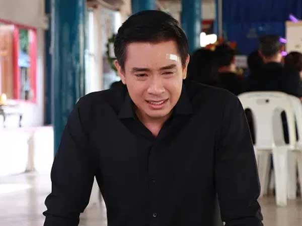 Nói dối vợ tăng ca nhưng mời nữ đồng nghiệp trẻ đi ăn tối, để rồi tình cờ nhìn sang bên kia đường mà chồng phải 'trắng bệch'