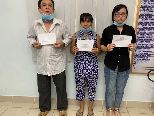 Dùng ghế và bàn tấn công nhân viên y tế lấy mẫu xét nghiệm, cả nhà bị khởi tố
