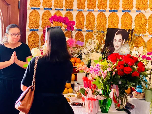 Con gái Phi Nhung tiều tụy, gắng gượng túc trực bên bàn thờ mẹ với đôi mắt sưng húp khiến nhiều người xót xa