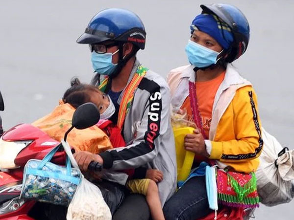 Xót xa cảnh những đứa trẻ theo cha mẹ trên xe máy vượt hàng ngàn km từ miền Nam trở về các tỉnh vùng núi phía Bắc
