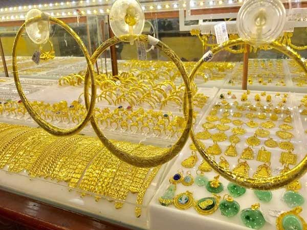 Sáng mùng 1 âm lịch, giá vàng giảm gần nửa triệu đồng/ lượng