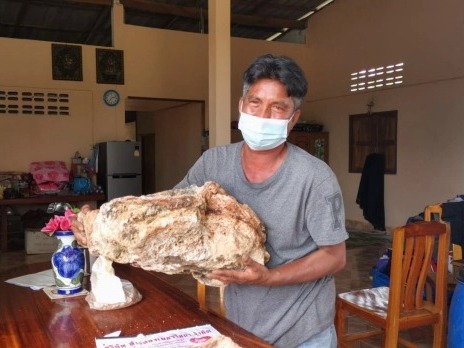 Đi dạo biển vấp phải tảng đá hình thù quái dị, lão ngư dân đánh liều đem về nhà nào ngờ 'vớ bẫm' 30 tỷ đồng, đổi đời trong phút chốc