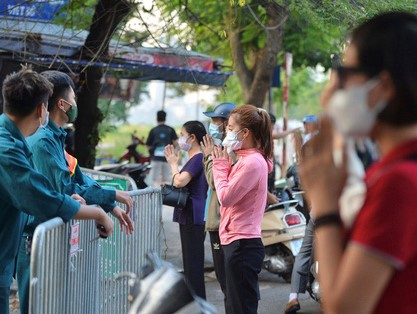 Hà Nội: Người dân lách qua hàng rào, đứng vái vọng ở Phủ Tây Hồ ngày mùng 1