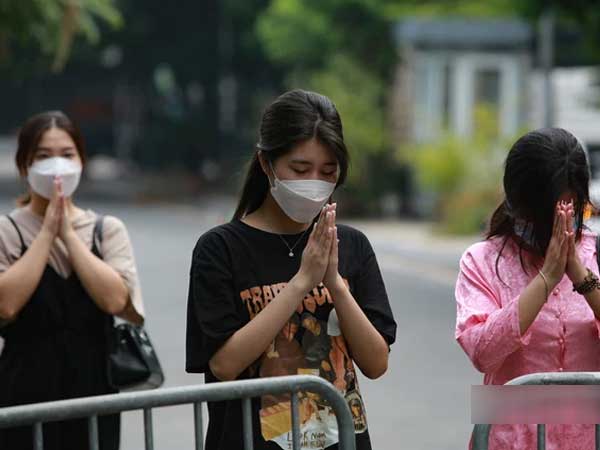 Người Hà Nội đứng từ xa vái vọng cầu bình an ở Phủ Tây Hồ