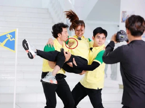 Running Man Vietnam: Jun Phạm bị bóc phốt có 'bàn tay hư hỏng' đặt trên ngực Lan Ngọc khi bồng bế