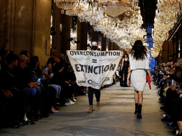 Người biểu tình 'náo loạn' show diễn Louis Vuitton