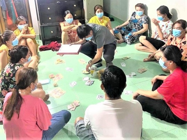 Công an đột kích một sới bạc quý bà