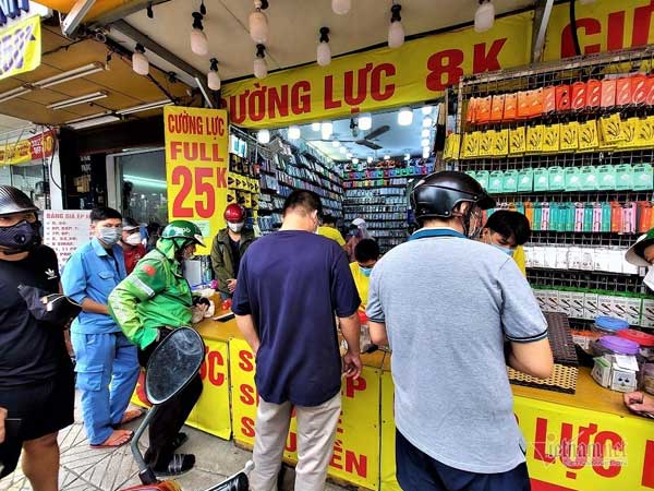 Xếp hàng cả tiếng, chờ nhau để được làm đẹp điện thoại