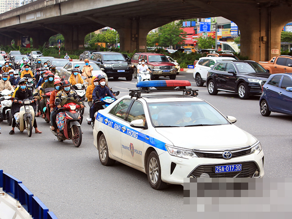 CSGT ngày đêm túc trực đón người từ vùng dịch qua địa bàn Thủ đô