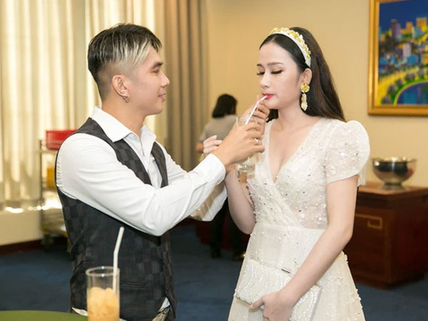 Vợ 1 sao nam Vbiz hú hồn khi tình cũ của chồng 'trượt tay' thả like Facebook rồi xoá, netizen nhắc ngay đến ca sĩ H!