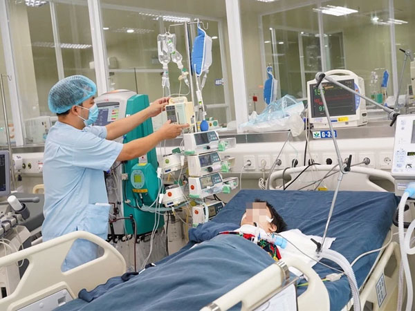 Bác sĩ cảnh báo: Cha mẹ sợ dịch không đưa con đi khám, nhiều trẻ khi đến viện đã biến chứng nặng, tiên lượng xấu, nguy kịch