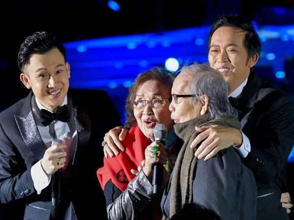 Dương Triệu Vũ đại diện thông báo tang sự cho cha, con trai ruột NS Hoài Linh có động thái khi hay tin ông nội qua đời