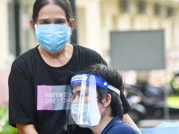 Chàng lập trình viên bị u xương và người mẹ già 2 năm đẩy con đi tìm sự sống: 'Tôi như được sinh ra lần thứ 2'