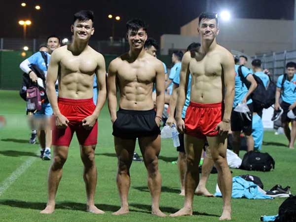 Văn Thanh, Tiến Linh cùng dàn tuyển thủ Việt khoe body 6 múi "siêu phẩm", làm nóng trước trận đấu gặp Trung Quốc?
