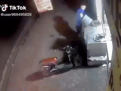 Ô tô mất lái lao thẳng vào người đàn ông đang đứng dọn dẹp trong nhà, hiện trường sự việc khiến tất cả rùng mình