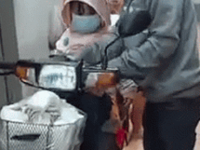Cha cùng con gái chạy xe về quê, hũ tro cốt để trên giỏ khiến mọi người rơi nước mắt: Gia đình đi 3 nay về còn 2