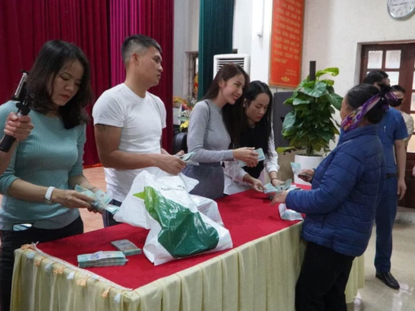Vợ chồng Công Vinh - Thủy Tiên về Nghệ An cứu trợ lũ lụt: Trao mỗi gia đình từ 5-20 triệu đồng
