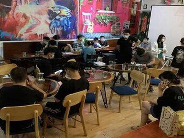 Hà Nội: 17 khách ngồi uống nước trong quán bất chấp dịch Covid-19 bị phạt 30 triệu đồng