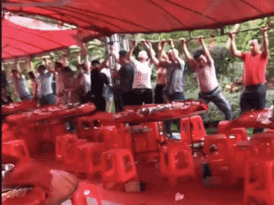 Quên lựa ngày lành tháng tốt, cô dâu chú rể 'bẽ mặt' bắt khách mời làm chuyện này trong ngày trong đại