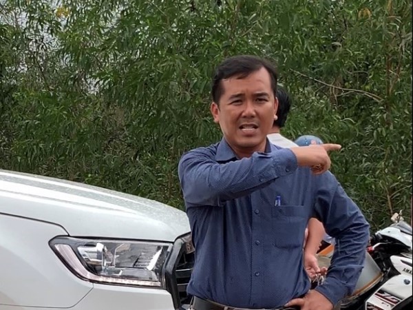 Hung hãn đập nát xe ô tô của người dân ngay giữa đường