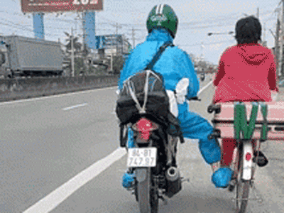 Thấy người phụ nữ lóc cóc đạp xe một mình về quê tránh dịch, 2 thanh niên có hành động khiến dân tình trầm trồ
