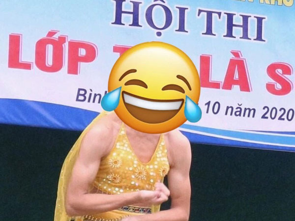 Nam sinh giả gái diễn văn nghệ, bỗng làm 1 hành động ngay giữa sân khấu khiến giáo viên sốc nặng, cả trường cười ngất