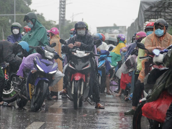 Ngủ dọc đường về quê tránh dịch, cậu lạc mất cháu gái rồi tình cờ tìm thấy sau vụ tai nạn