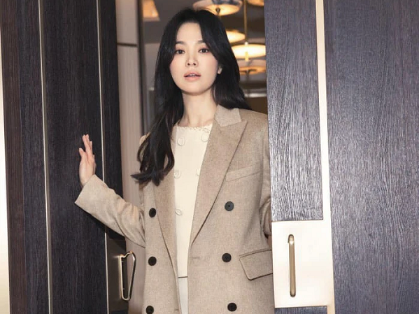 Song Hye Kyo hóa quý cô sang chảnh trong loạt ảnh thời trang Thu/Đông