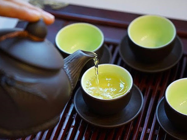 Trà xanh rất tốt cho sức khỏe nhưng có nên uống trà thay nước mỗi ngày không? Có 3 đối tượng nên cẩn trọng với loại đồ uống này