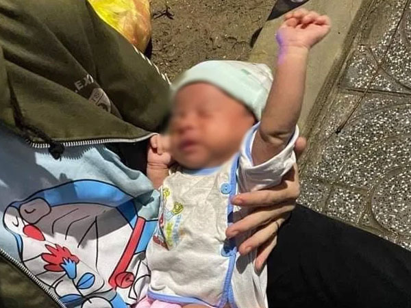 Cháu bé 15 ngày tuổi và hành trình 3 ngày 2 đêm cùng cha mẹ vượt hàng nghìn km về quê: Nửa đêm giật mình gào khóc vì tiếng còi xe đầy ám ảnh!