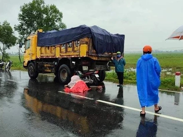 Chạy xe máy từ miền Nam về quê, người đàn ông tông vào đuôi xe tải tử vong, bạn đi cùng nguy kịch