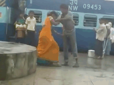 Video: Vợ tung đòn quật ngã chồng ở ngay nhà ga và lý do bất ngờ