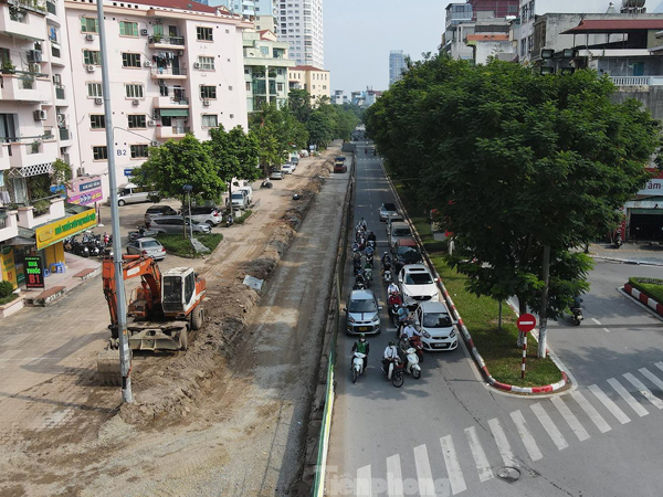 Hình ảnh công nhân xén vỉa hè để mở rộng lòng đường Trần Đăng Ninh