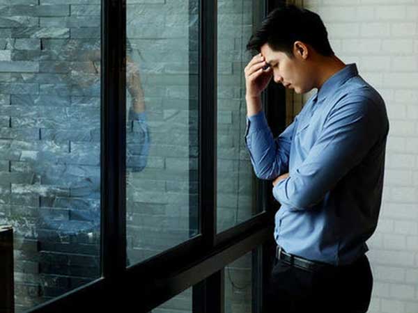 Ngày tổ chức tân gia, trước mặt bao người, bố vợ đưa ra một tập giấy dày cộp và 300 triệu cùng lời đề nghị khiến tôi sững sờ