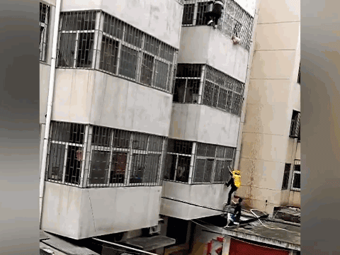 Người giao hàng trèo cực nhanh lên tầng 3 cứu bé gái lơ lửng ngoài cửa sổ