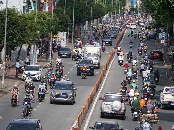 Sài Gòn nhộn nhịp trở lại, nhiều tuyến đường kẹt xe giờ cao điểm